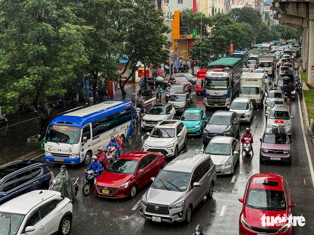 Heavy rain causes severe traffic congestion across western Hanoi- Ảnh 9. Heavy rain causes severe traffic congestion across western Hanoi- Ảnh 9.