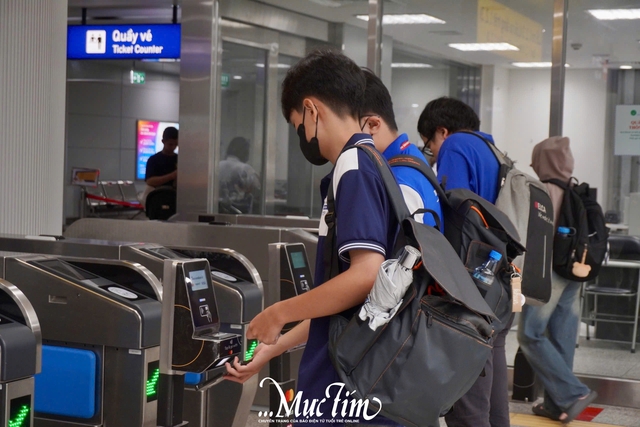 Bạn trẻ TP.HCM đi học bằng metro, quẹt thẻ khi lên xe buýt - Ảnh 3.