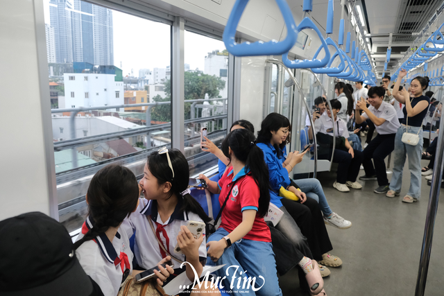 Bạn trẻ TP.HCM đi học bằng metro, quẹt thẻ khi lên xe buýt - Ảnh 1.