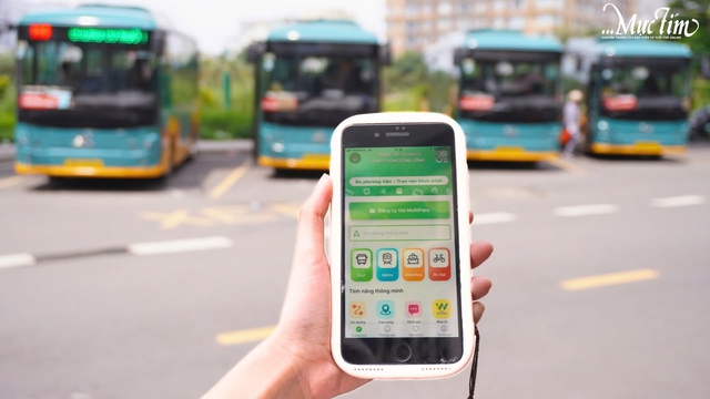 Bạn trẻ TP.HCM đi học bằng metro, quẹt thẻ khi lên xe buýt - Ảnh 4.