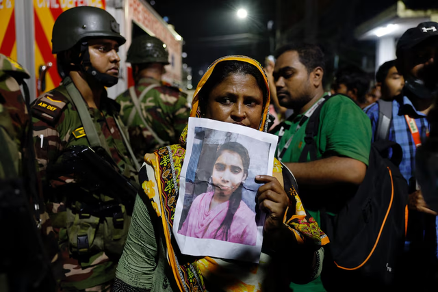 Bangladesh garment factory fire kills 16, toll may rise- Ảnh 2. Bangladesh garment factory fire kills 16, toll may rise- Ảnh 2.