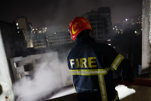 Bangladesh garment factory fire kills 16, toll may rise- Ảnh 3. Bangladesh garment factory fire kills 16, toll may rise- Ảnh 3.