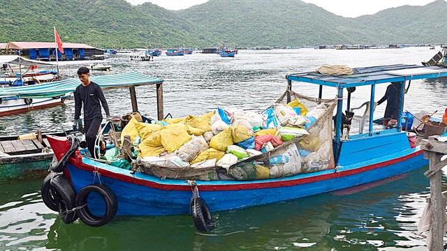 Community-backed marine waste collection model transforms Vietnam’s bay- Ảnh 1. Community-backed marine waste collection model transforms Vietnam’s bay- Ảnh 1.