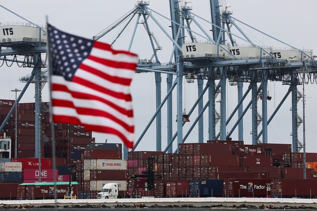 IMF lifts growth outlook on more benign tariffs as revived US-China trade war looms- Ảnh 1.