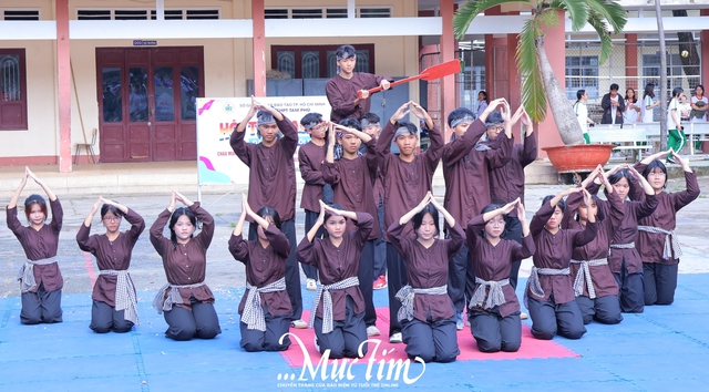 Khi âm nhạc, điệu nhảy kết nối những trái tim Trường THPT Tam Phú - Ảnh 8.