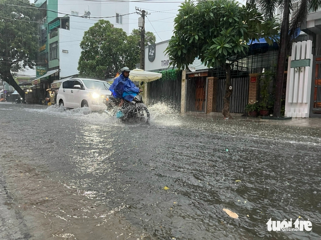Heavy rain floods roads, disrupts traffic in Vietnam’s Nha Trang- Ảnh 1. Heavy rain floods roads, disrupts traffic in Vietnam’s Nha Trang- Ảnh 1.