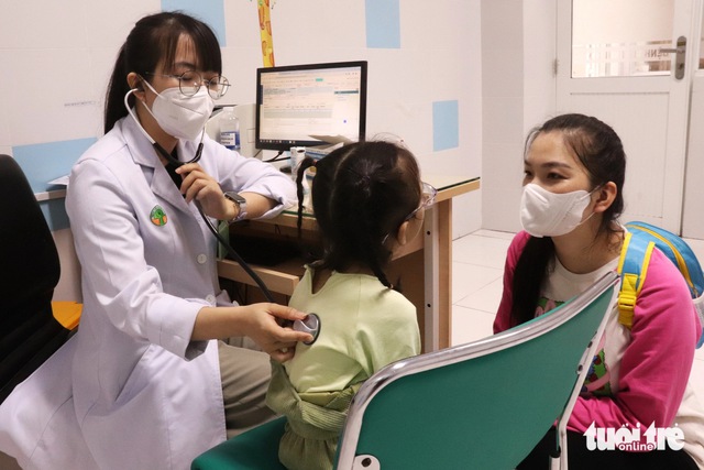 Respiratory illness cases rise sharply in Ho Chi Minh City hospitals amid seasonal outbreak - Ảnh 1. Respiratory illness cases rise sharply in Ho Chi Minh City hospitals amid seasonal outbreak - Ảnh 1.