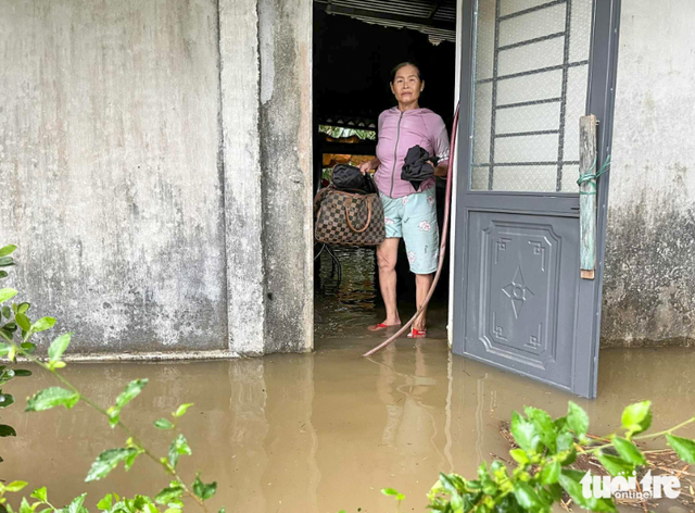 Rising river water floods dozens of homes after heavy rains in Vietnam’s Hue - Ảnh 2.