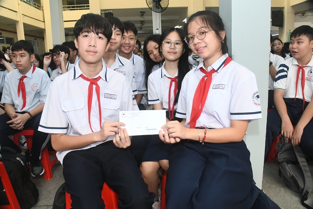 Đội viên thành phố tiếp tục quyên góp ủng hộ đồng bào Miền Bắc - Ảnh 1.