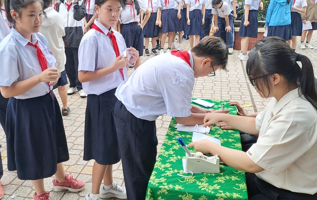 Đội viên thành phố tiếp tục quyên góp ủng hộ đồng bào Miền Bắc - Ảnh 2.