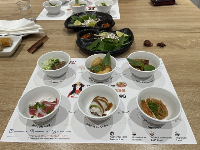 ‘Pho’ tasting gives tourists a taste of Vietnam’s iconic noodle soup- Ảnh 2. ‘Pho’ tasting gives tourists a taste of Vietnam’s iconic noodle soup- Ảnh 2.