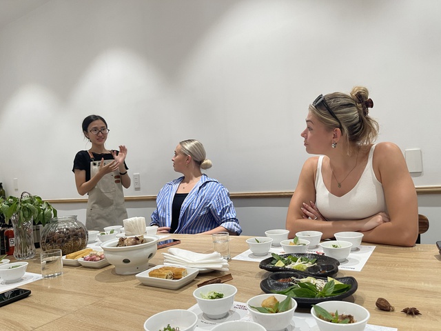 ‘Pho’ tasting gives tourists a taste of Vietnam’s iconic noodle soup- Ảnh 1. ‘Pho’ tasting gives tourists a taste of Vietnam’s iconic noodle soup- Ảnh 1.