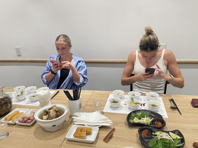 ‘Pho’ tasting gives tourists a taste of Vietnam’s iconic noodle soup- Ảnh 3. ‘Pho’ tasting gives tourists a taste of Vietnam’s iconic noodle soup- Ảnh 3.