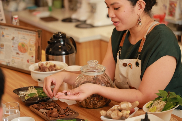 Vietnamese ‘pho’ thrives from neighborhood restaurants to premium dining in Singapore: food blogger- Ảnh 2.