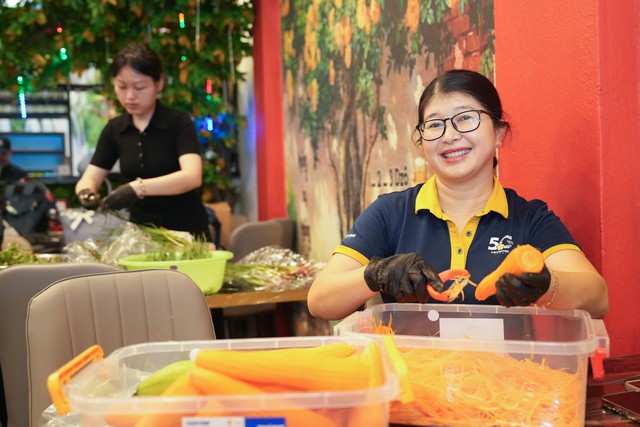 Chefs complete final preparations for Vietnam Phở Festival in Singapore- Ảnh 3. Chefs complete final preparations for Vietnam Phở Festival in Singapore- Ảnh 3.