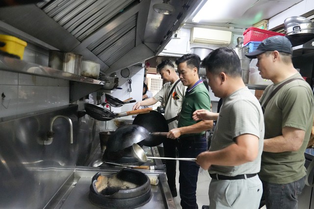 Chefs complete final preparations for Vietnam Phở Festival in Singapore- Ảnh 2. Chefs complete final preparations for Vietnam Phở Festival in Singapore- Ảnh 2.