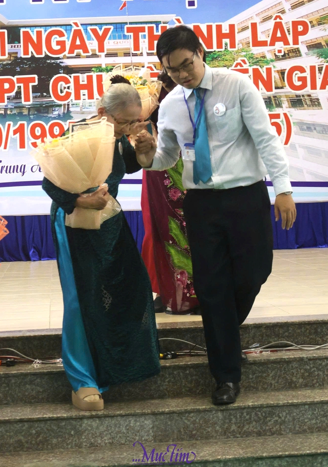 Thầy trò Trường THPT chuyên Tiền Giang xúc động ngày hội ngộ- Ảnh 2.