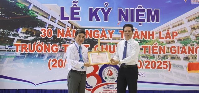 Thầy trò Trường THPT chuyên Tiền Giang xúc động ngày hội ngộ- Ảnh 1.