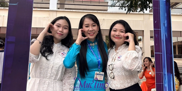 Thầy trò Trường THPT chuyên Tiền Giang xúc động ngày hội ngộ- Ảnh 4.
