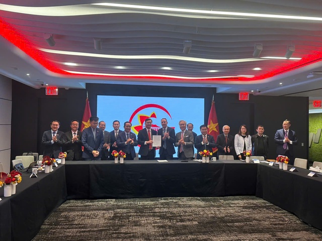 Ho Chi Minh City signs MoU with Nasdaq to develop Vietnam's int'l financial center - Ảnh 1.