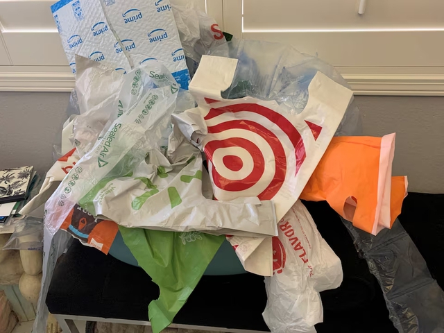 California takes action against plastic bag makers over recycling claims - Ảnh 1.
