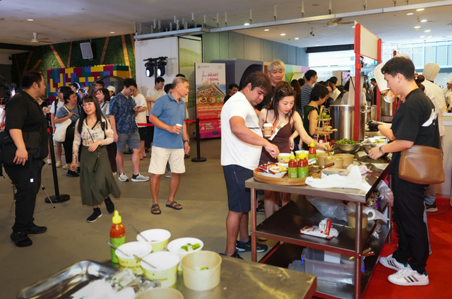 Vietnam Phở Festival in Singapore: Crowds grow on second day
- Ảnh 1. Vietnam Phở Festival in Singapore: Crowds grow on second day
- Ảnh 1.