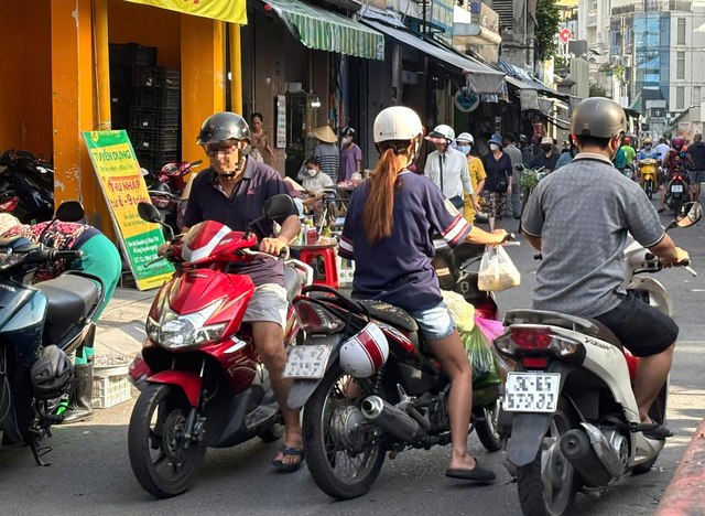 Motorcyclists flout traffic rules in Ho Chi Minh City, turn wrong-way riding into dangerous norm
- Ảnh 5. Motorcyclists flout traffic rules in Ho Chi Minh City, turn wrong-way riding into dangerous norm
- Ảnh 5.