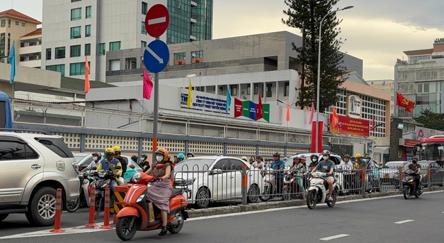 Motorcyclists flout traffic rules in Ho Chi Minh City, turn wrong-way riding into dangerous norm
- Ảnh 6. Motorcyclists flout traffic rules in Ho Chi Minh City, turn wrong-way riding into dangerous norm
- Ảnh 6.