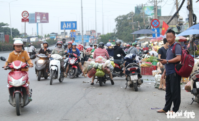 Motorcyclists flout traffic rules in Ho Chi Minh City, turn wrong-way riding into dangerous norm
- Ảnh 7. Motorcyclists flout traffic rules in Ho Chi Minh City, turn wrong-way riding into dangerous norm
- Ảnh 7.
