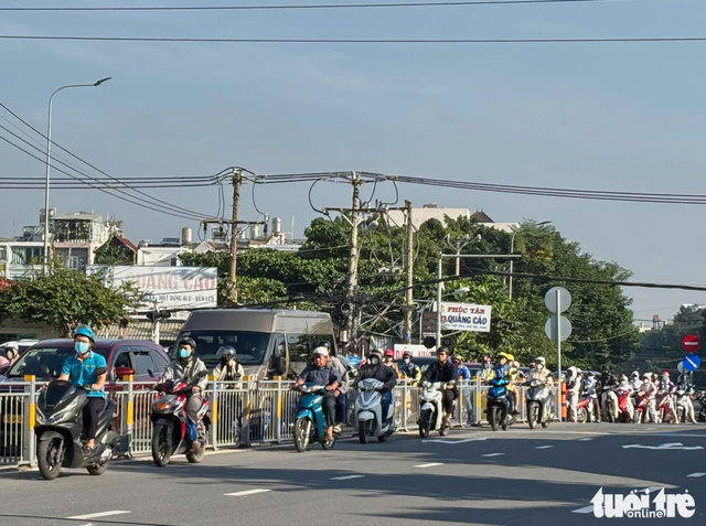 Motorcyclists flout traffic rules in Ho Chi Minh City, turn wrong-way riding into dangerous norm
- Ảnh 8. Motorcyclists flout traffic rules in Ho Chi Minh City, turn wrong-way riding into dangerous norm
- Ảnh 8.