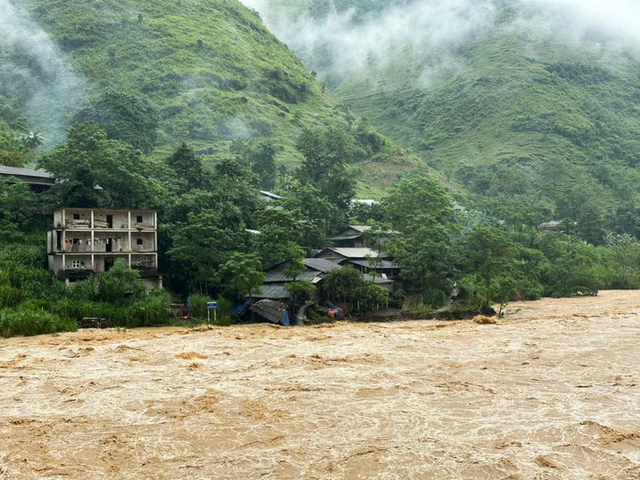 Tourism activities on Nho Que River in northern Vietnam temporarily suspended as water levels rise- Ảnh 1.
