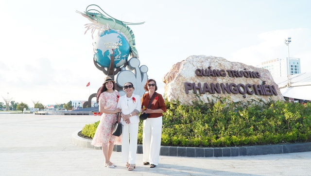 Giới trẻ thích thú check in con tôm 22 tỉ ở Cà Mau - Ảnh 5.