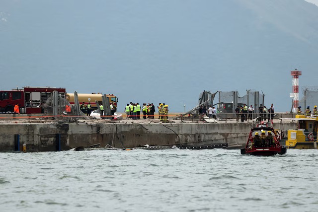 Cargo plane slides off runway in Hong Kong, media reports 2 dead- Ảnh 4. Cargo plane slides off runway in Hong Kong, media reports 2 dead- Ảnh 4.
