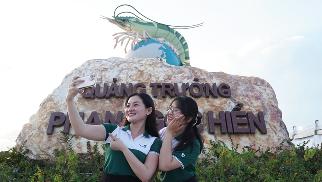Giới trẻ thích thú check in con tôm 22 tỉ ở Cà Mau - Ảnh 6.