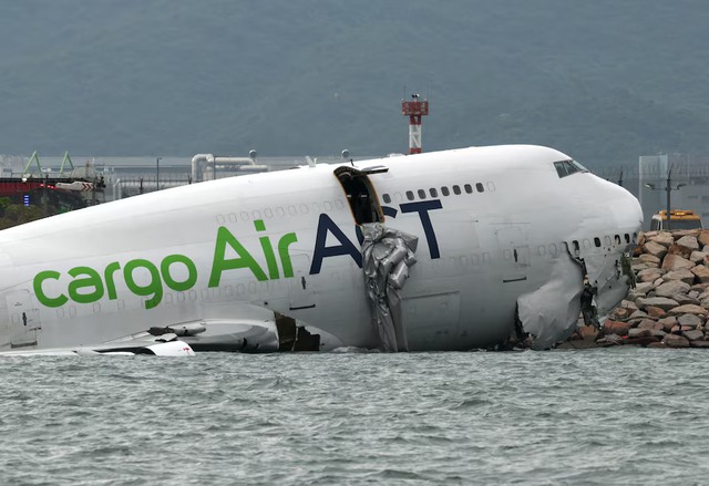 Cargo plane slides off runway in Hong Kong, media reports 2 dead- Ảnh 5. Cargo plane slides off runway in Hong Kong, media reports 2 dead- Ảnh 5.
