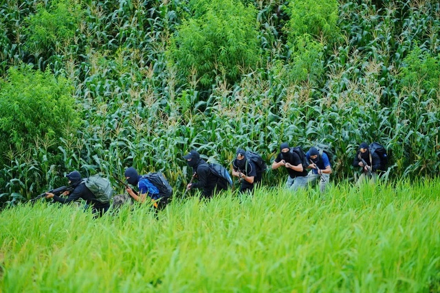 Chiến sĩ quả cảm tập 13: Tăng Duy Tân, Đinh Tiến Đạt vào vai chiến sĩ- Ảnh 5.