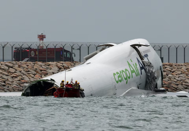 Cargo plane slides off runway in Hong Kong, media reports 2 dead- Ảnh 6. Cargo plane slides off runway in Hong Kong, media reports 2 dead- Ảnh 6.