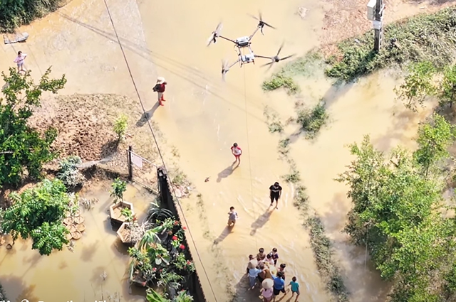 Cậu bạn 19 tuổi 'lái" hàng trăm chuyến bay mỗi ngày - Ảnh 2.