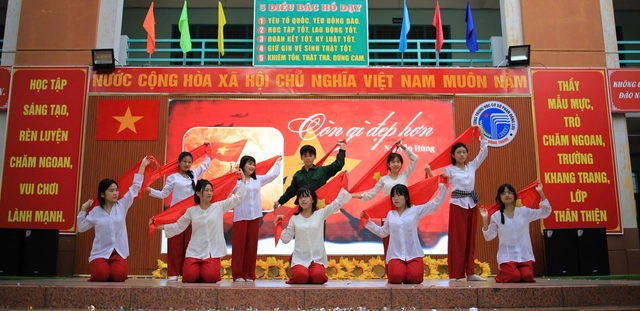 Học trò Trường THCS Phan Đăng Lưu trổ tài múa hát - Ảnh 1.