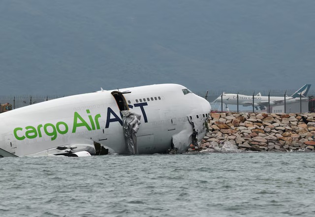 Cargo plane slides off runway in Hong Kong, media reports 2 dead- Ảnh 1. Cargo plane slides off runway in Hong Kong, media reports 2 dead- Ảnh 1.