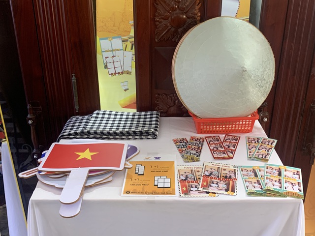 In Ho Chi Minh City’s century-old post office, vintage photobooth offers modern souvenir- Ảnh 1.