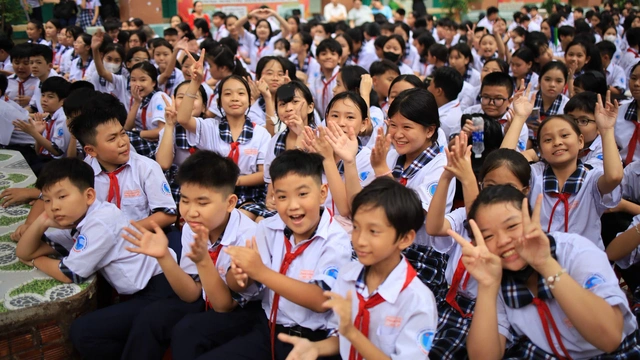 Học trò Trường THCS Phan Đăng Lưu trổ tài múa hát - Ảnh 2.