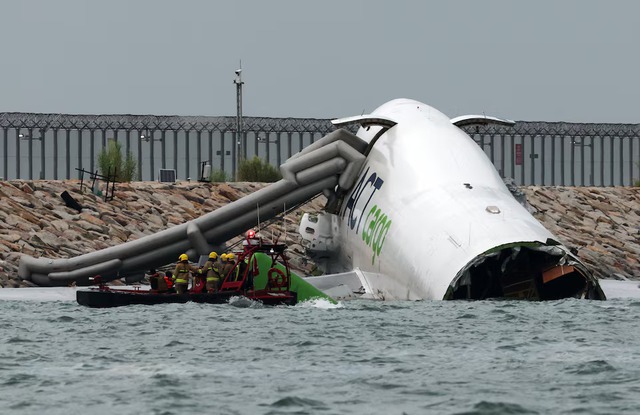 Cargo plane slides off runway in Hong Kong, media reports 2 dead- Ảnh 9. Cargo plane slides off runway in Hong Kong, media reports 2 dead- Ảnh 9.
