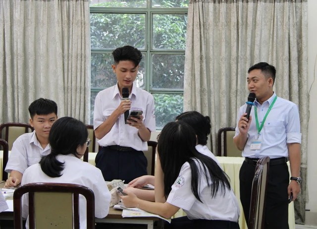 Học sinh Trường THPT Lương Thế Vinh làm thơ, sáng tác nhạc, chơi game cùng AI trong tiết học sử- Ảnh 1.