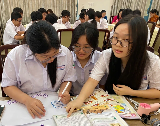 Học sinh Trường THPT Lương Thế Vinh làm thơ, sáng tác nhạc, chơi game cùng AI trong tiết học sử- Ảnh 4.