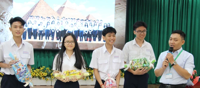 Học sinh Trường THPT Lương Thế Vinh làm thơ, sáng tác nhạc, chơi game cùng AI trong tiết học sử- Ảnh 6.