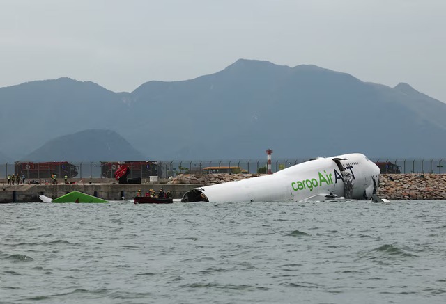 Cargo plane slides off runway in Hong Kong, media reports 2 dead- Ảnh 8. Cargo plane slides off runway in Hong Kong, media reports 2 dead- Ảnh 8.