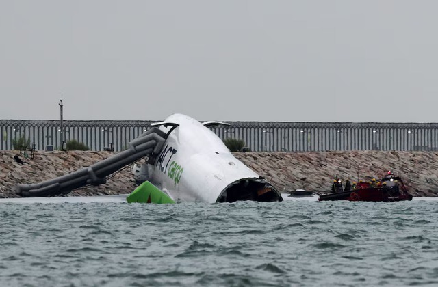 Cargo plane slides off runway in Hong Kong, media reports 2 dead- Ảnh 10. Cargo plane slides off runway in Hong Kong, media reports 2 dead- Ảnh 10.