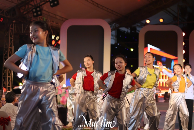 Những ngày văn học - nghệ thuật TP.HCM khép lại bằng chương trình nghệ thuật đặc sắc- Ảnh 5.