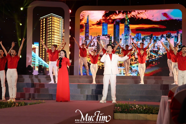 Những ngày văn học - nghệ thuật TP.HCM khép lại bằng chương trình nghệ thuật đặc sắc- Ảnh 17.